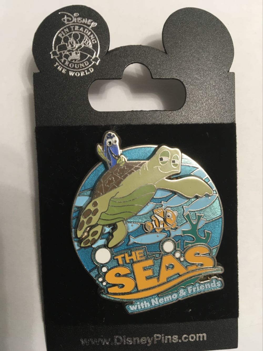 Finding Nemo - The Living Seas With Crush And Dory  pin collectible - Main Image 1