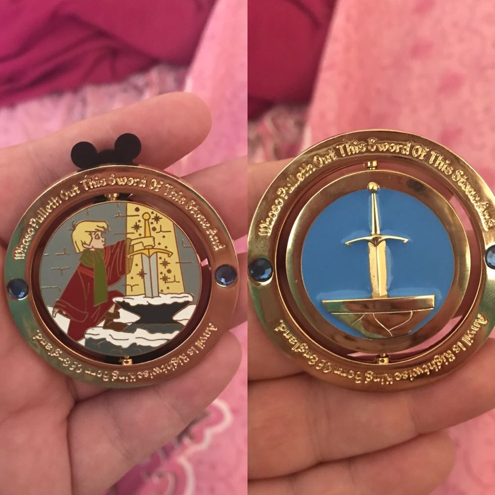 Enchanted Emblems Sword In The Stone - Spinner pin collectible [Barcode 400919116807] - Main Image 3