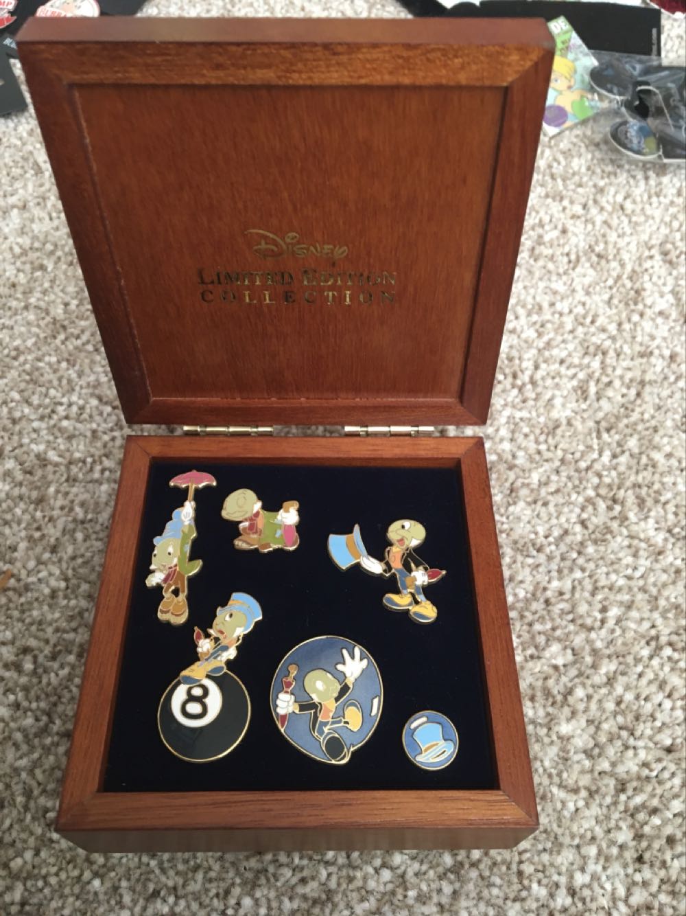 Jiminy Cricket - Pin Set In Wooden Case - Ltd Edition 2500  pin collectible - Main Image 2