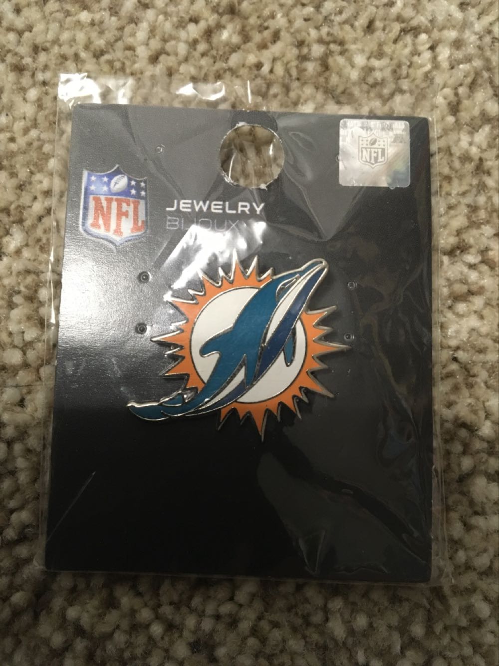 Aladdin - Jasmine Holding Mauve Gem