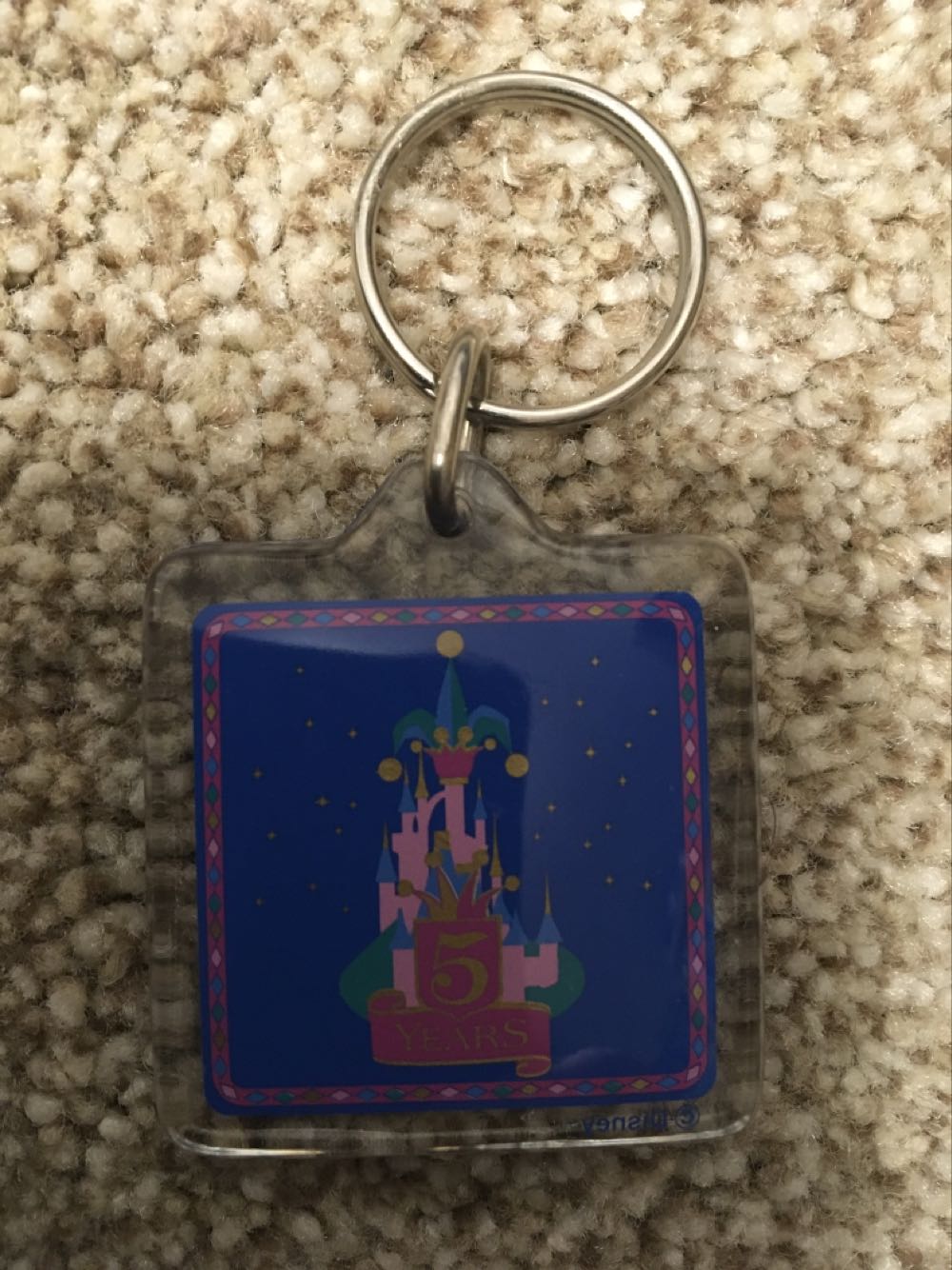 Disneyland Paris - 5th Anniversary Key Chain  pin collectible - Main Image 2