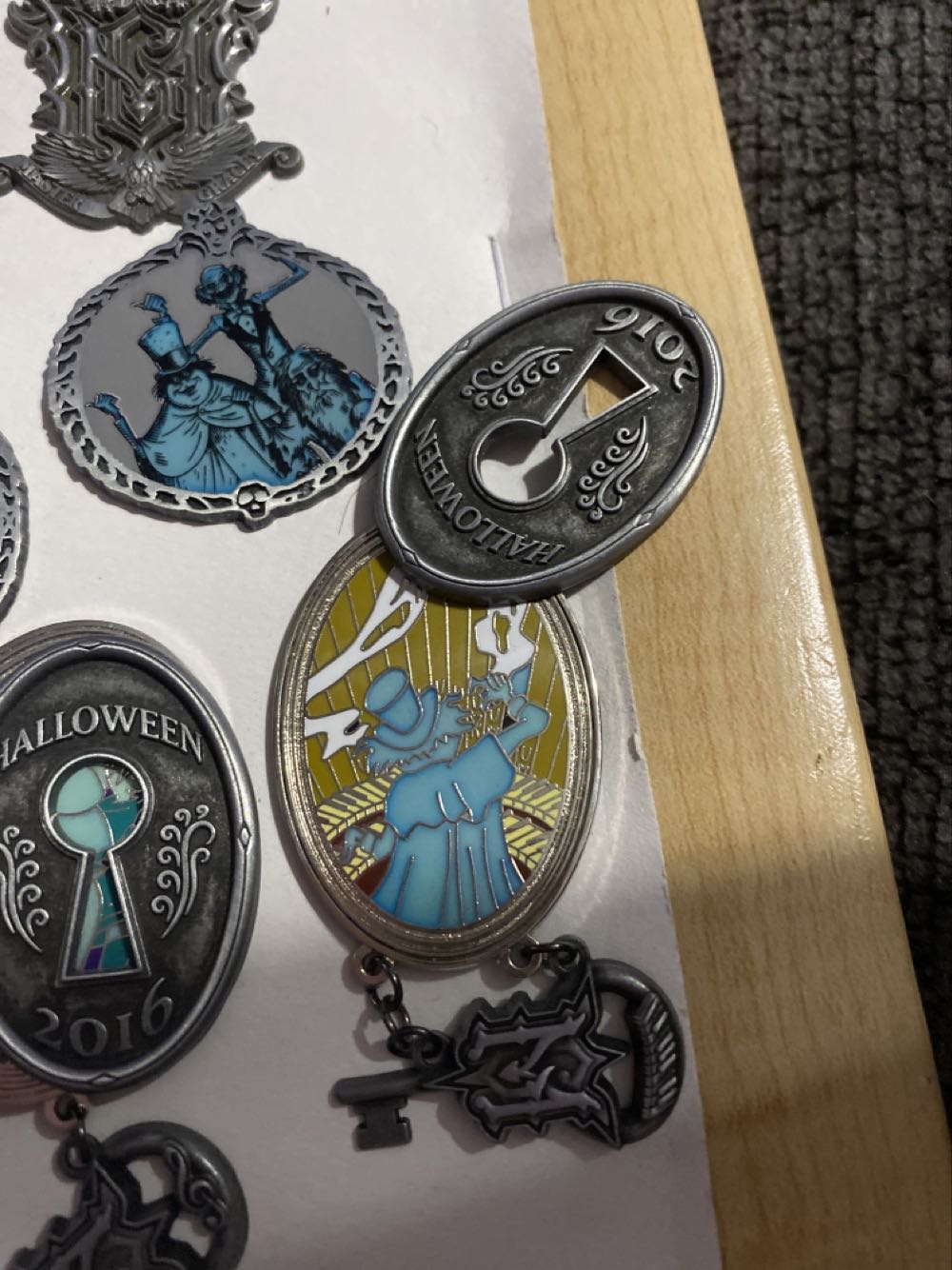 Halloween 2016 Haunted Mansion Lock And Key Organ Ghost  pin collectible - Main Image 2