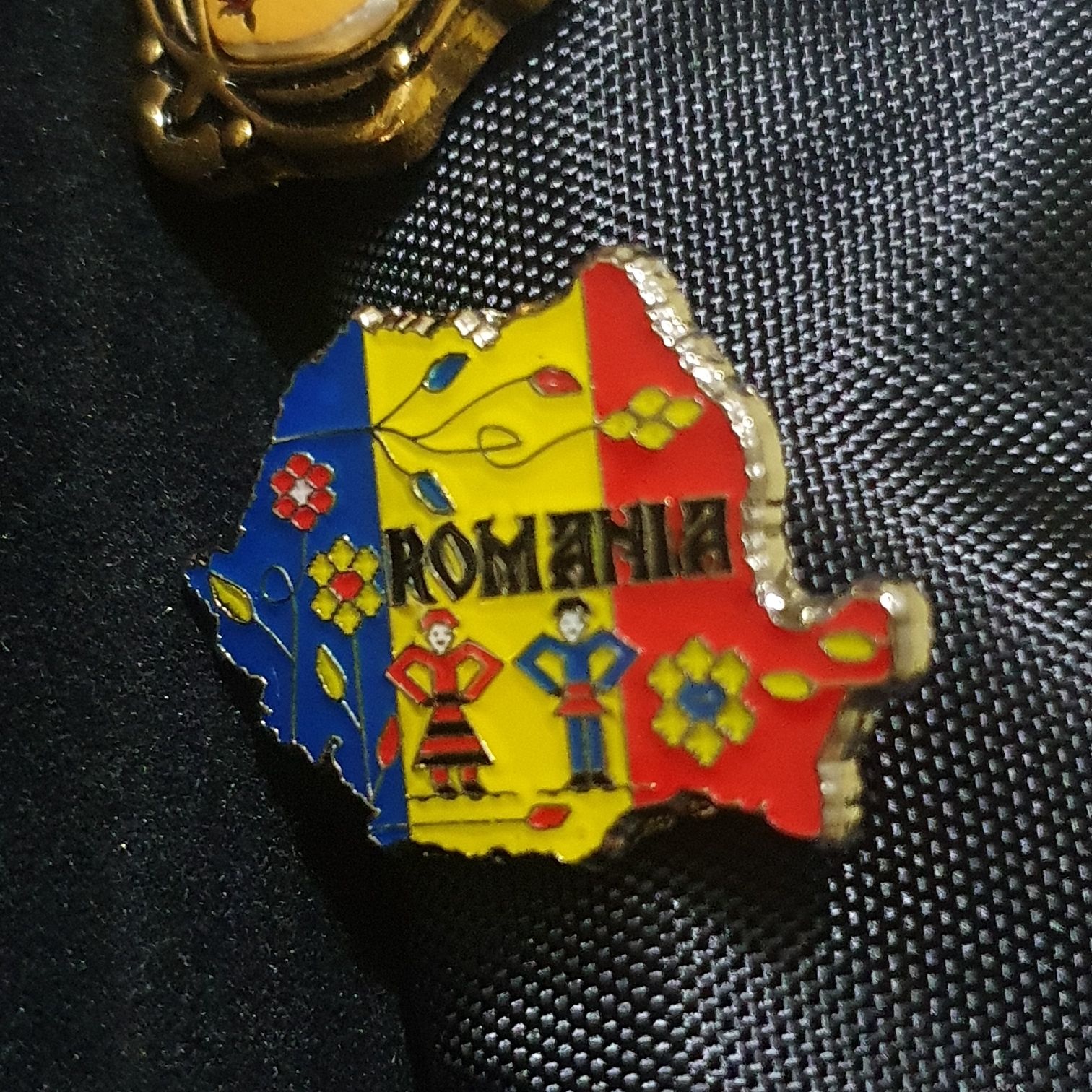 Dlr 2009 Hidden Mickey Haunted Mansion Tombstones Freddie The Bat