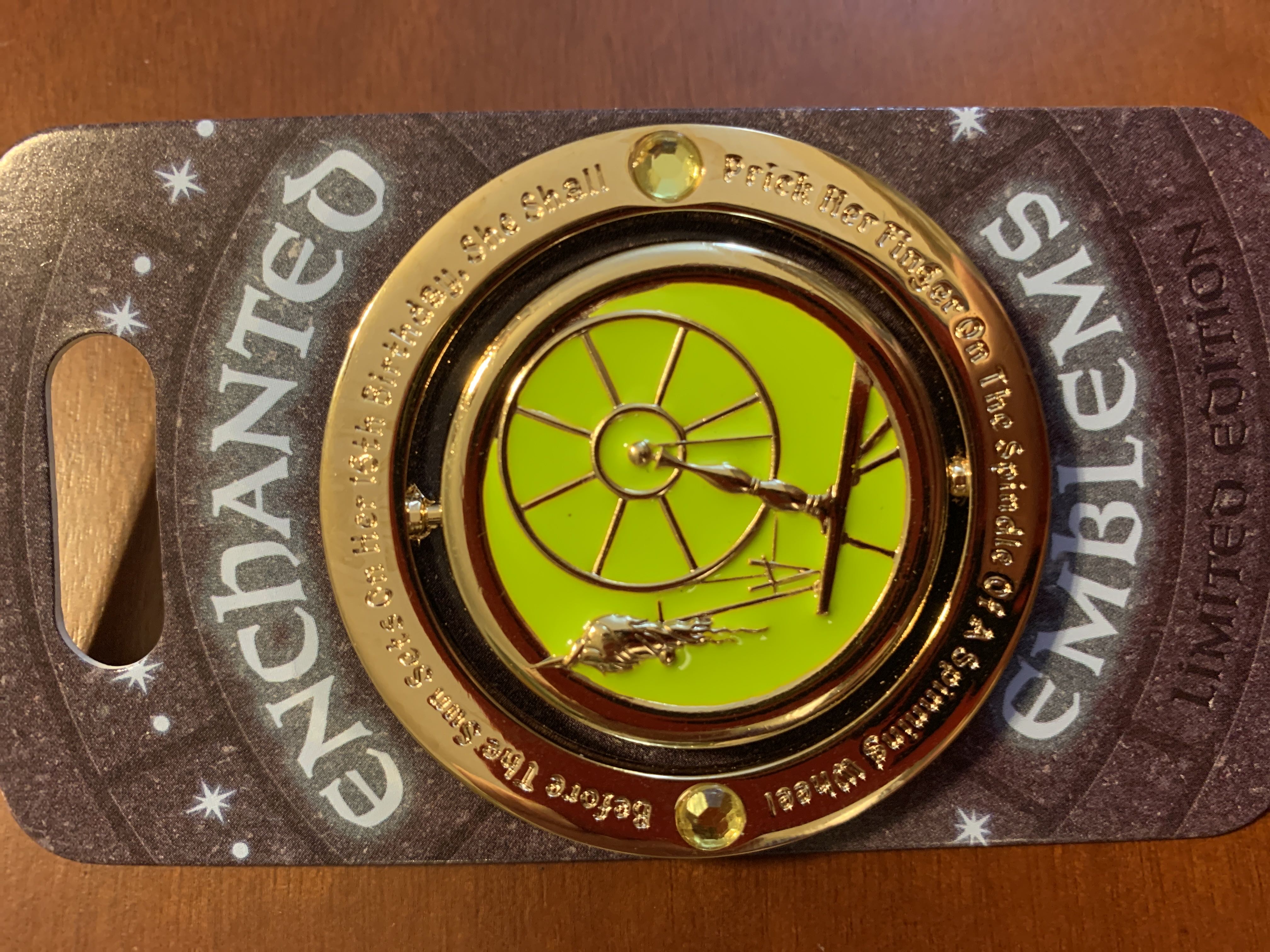 Enchanted Emblems: Sleeping Beauty - Spinner pin collectible [Barcode 400926363782] - Main Image 2