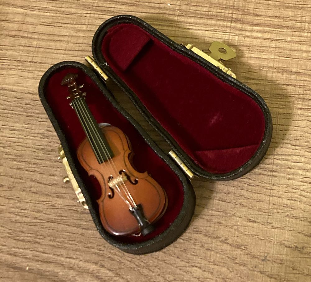 Cello  pin collectible - Main Image 3