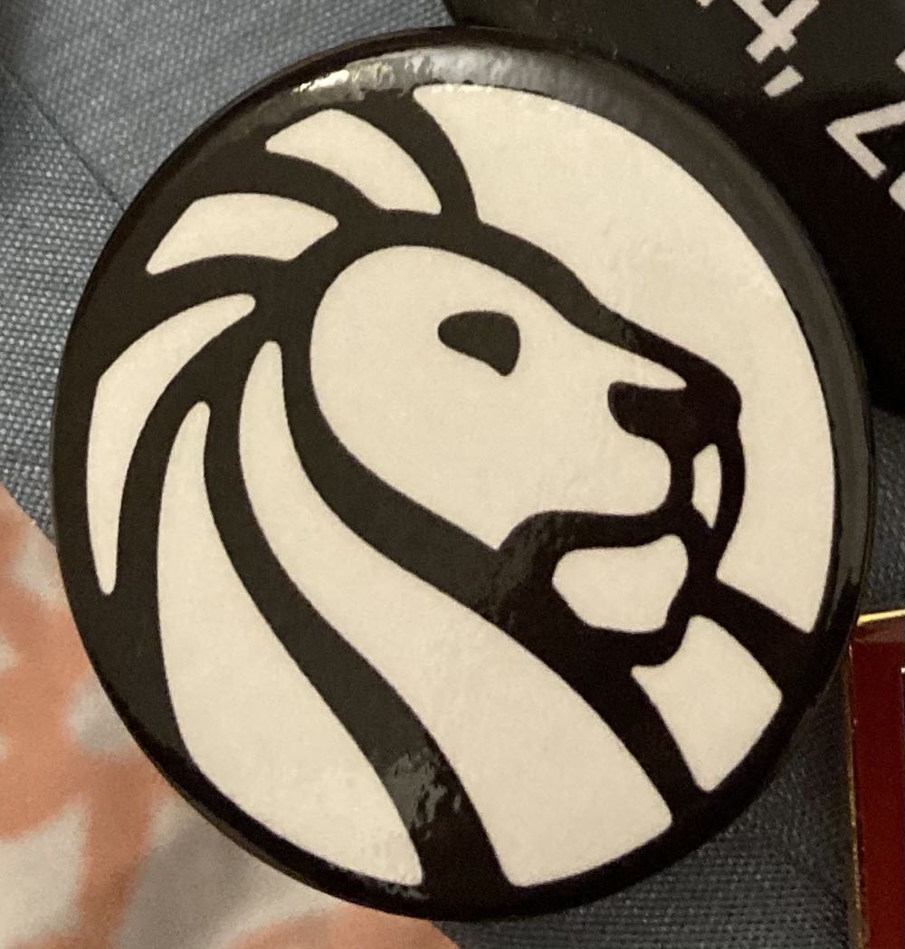 Lion - Button pin collectible - Main Image 2