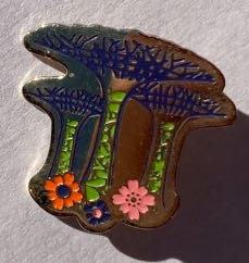 Daisy  pin collectible - Main Image 3