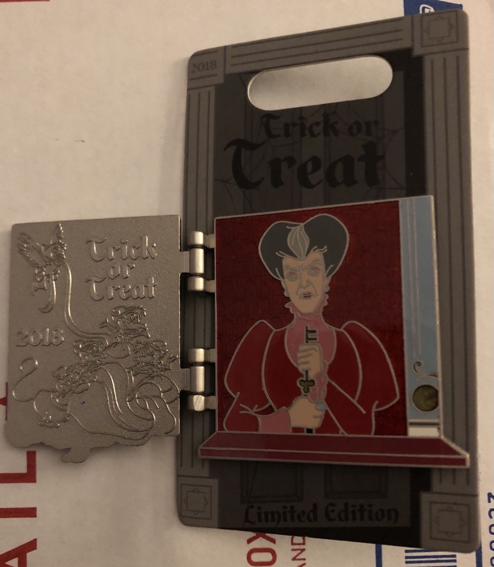 Trick Or Treat Lady Tremaine - Hinged pin collectible [Barcode 400020894045] - Main Image 2