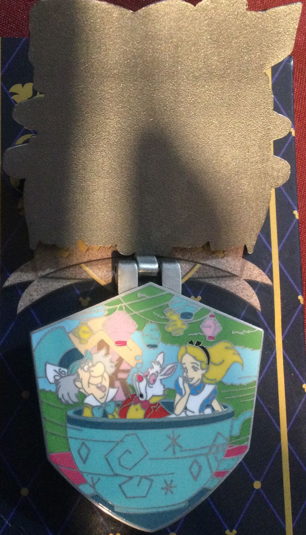 Mad Tea Party Crest - Crests of the Kingdom pin collectible [Barcode 400034603367] - Main Image 2