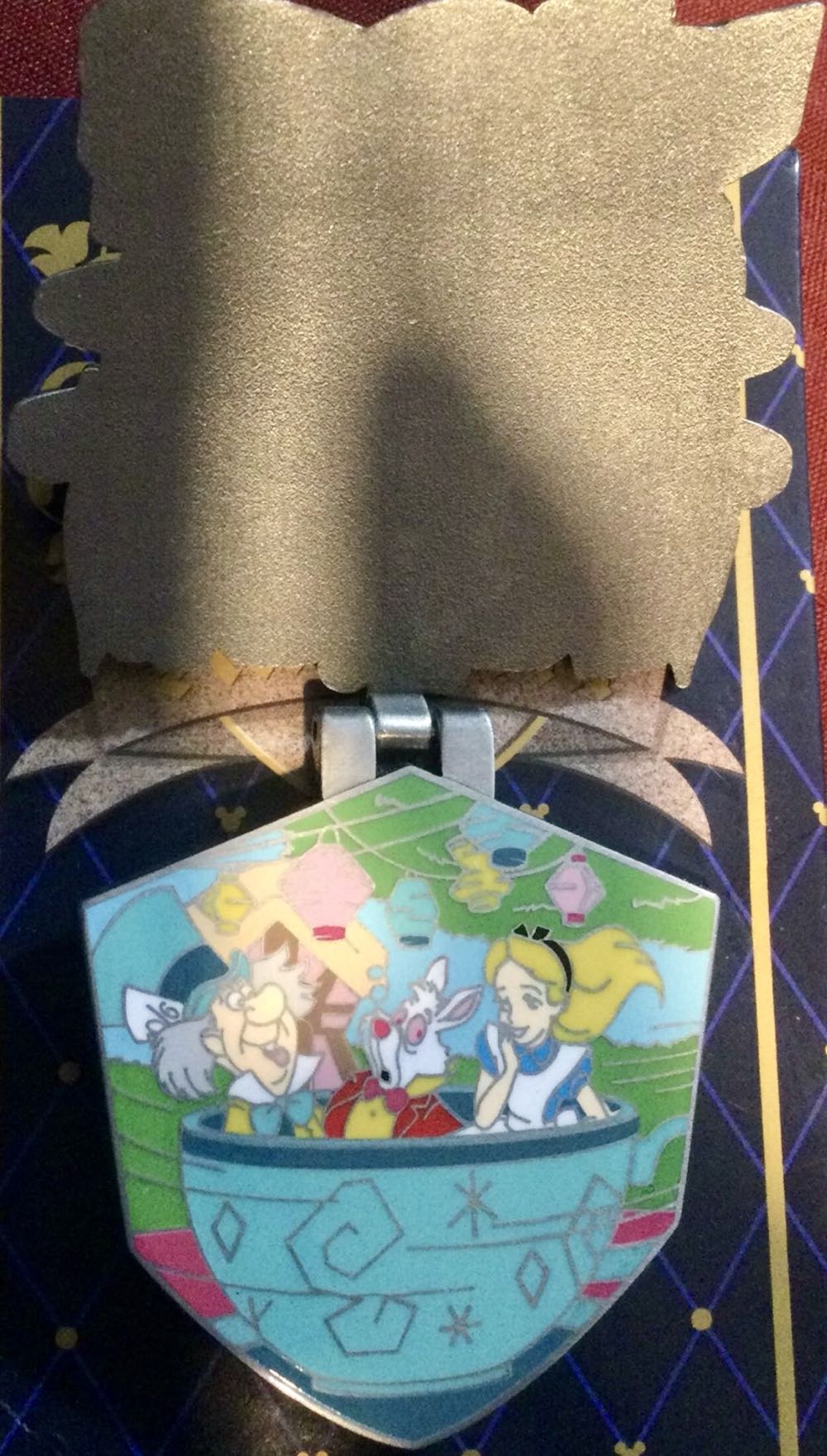 Mad Tea Party Crest - Crests of the Kingdom pin collectible [Barcode 400034603367] - Main Image 3