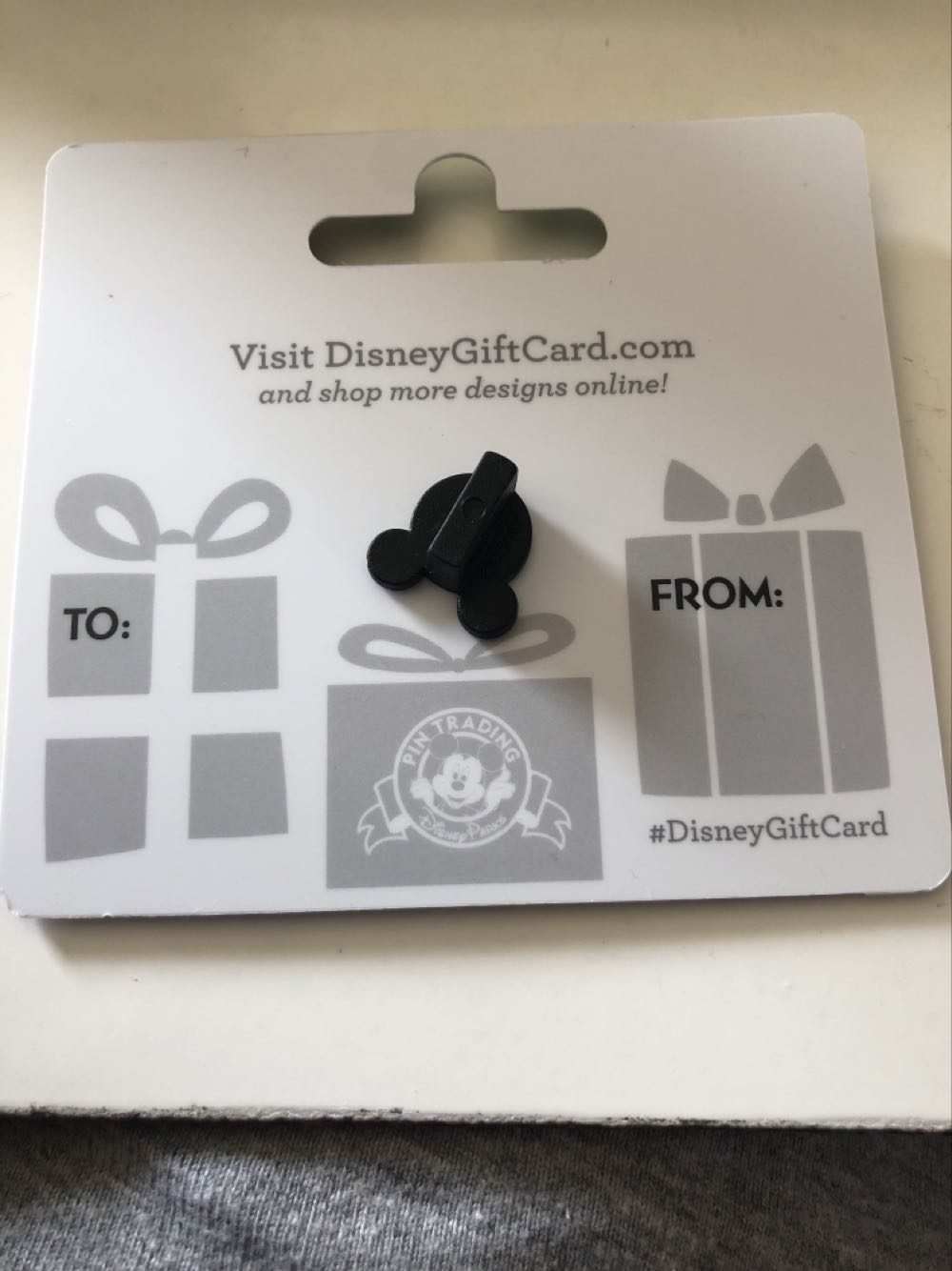 Goofy Limited Edition Gift Card Pin - Christmas pin collectible - Main Image 2
