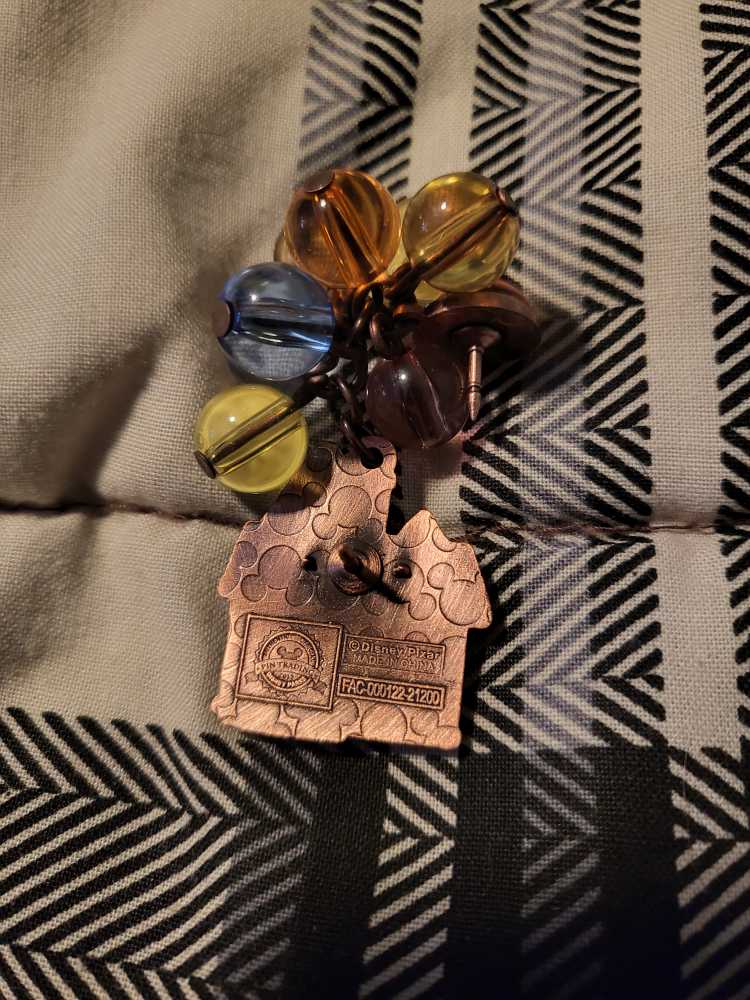 Up House 3D Balloons  pin collectible - Main Image 2