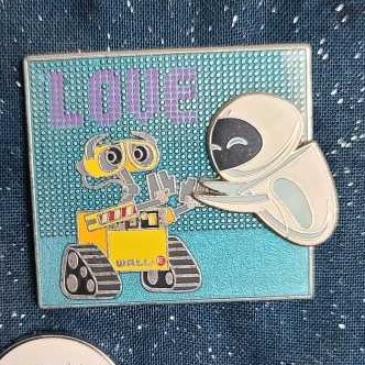 Wall-e & Eve Love  pin collectible - Main Image 1