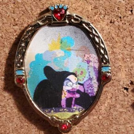 Evil Queen  - Disney pin collectible - Main Image 2