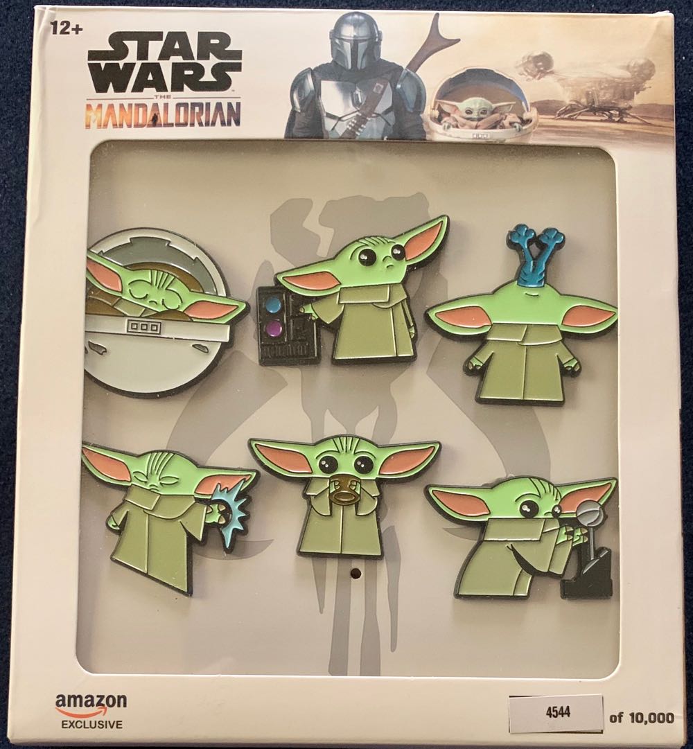 Mandalorian The Child Set - Pushing Button  pin collectible - Main Image 2