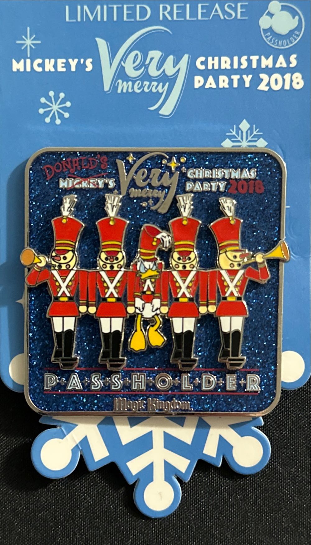 Very Merry Christmas Party 2018 Passholder - Limited Release pin collectible [Barcode 400020982643] - Main Image 2