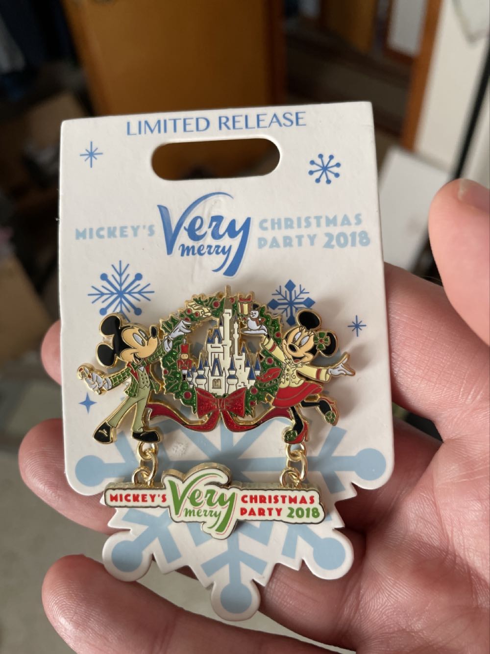 Disney2018 Mickey’s Very Merry Christmas Party - Limited Release pin collectible [Barcode 400020982674] - Main Image 1