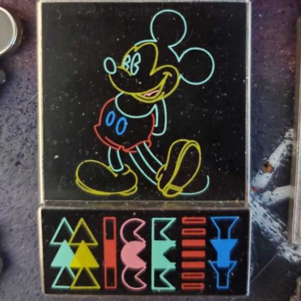 Mickey Retro - Disney pin collectible - Main Image 1