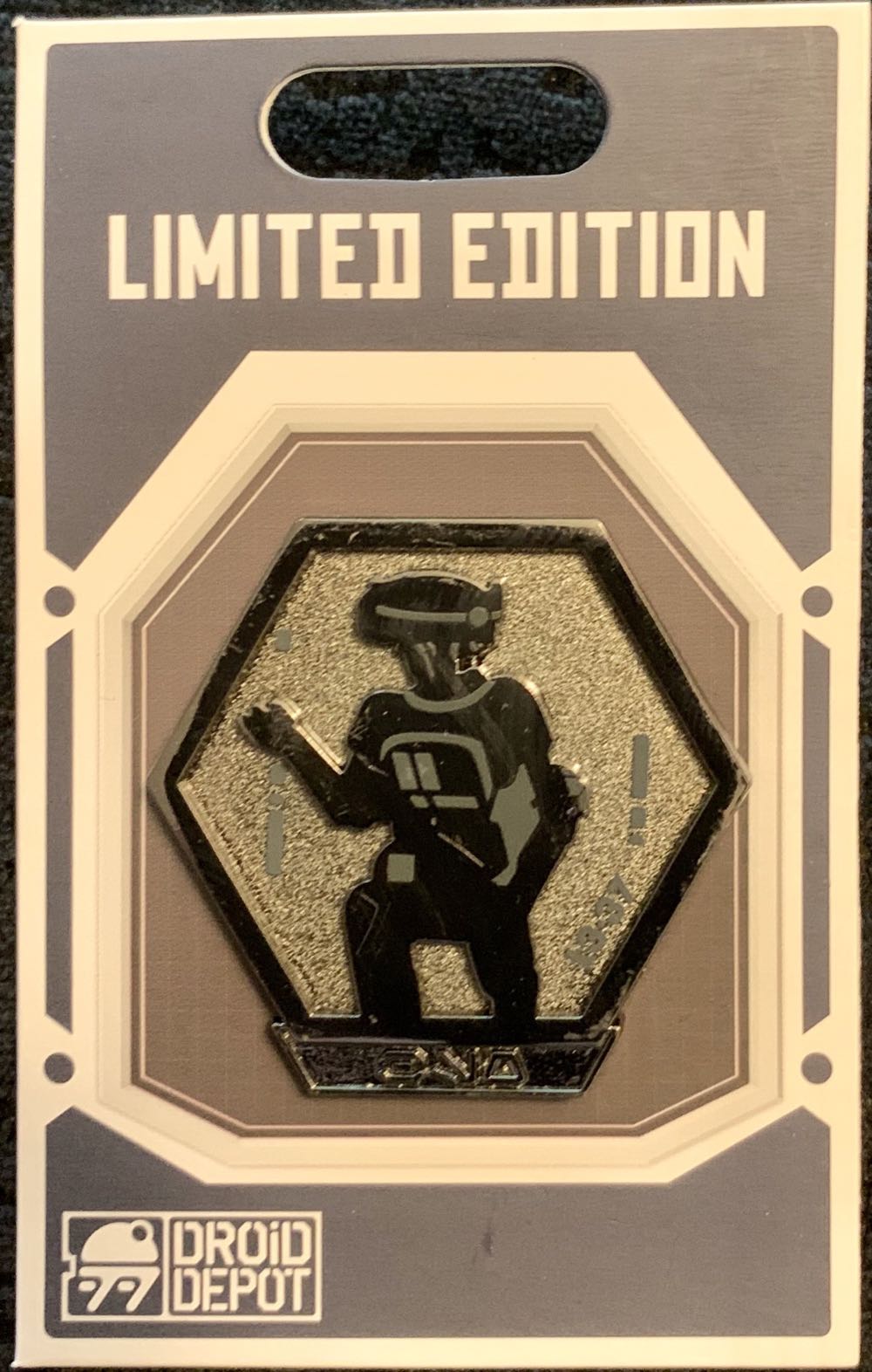 Droid Badge - L3-37 - Bas-relief pin collectible - Main Image 2