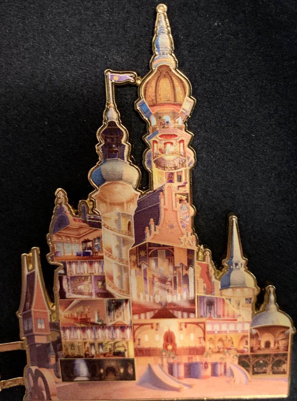 Castle Collection - Tangled - Hinged pin collectible - Main Image 2