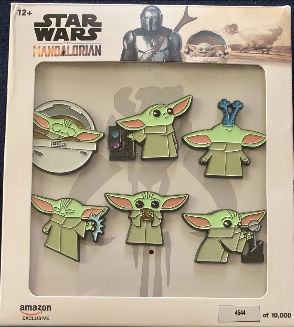 Mandalorian The Child Set - Using The Force  pin collectible - Main Image 2