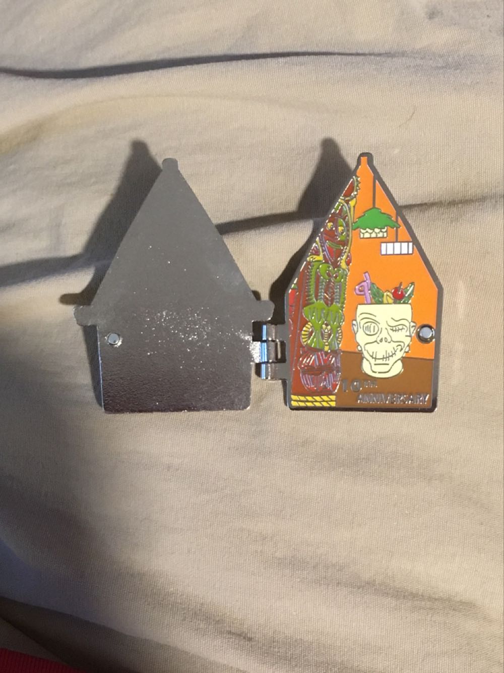 Trader Sam’s Tiki Bar 10th Anniversary Disneyland Pin Le - Anniversary Pin pin collectible [Barcode 400936963309] - Main Image 2