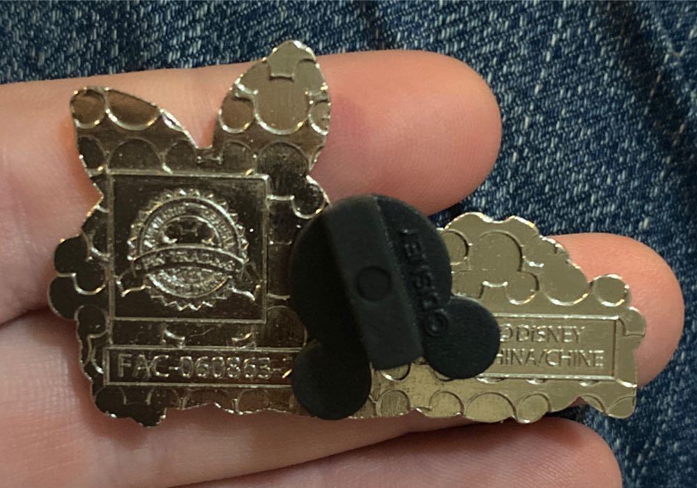 Piglet In Flowers - Disney Pin Trading - Purchased pin collectible [Barcode 400934263562] - Main Image 3