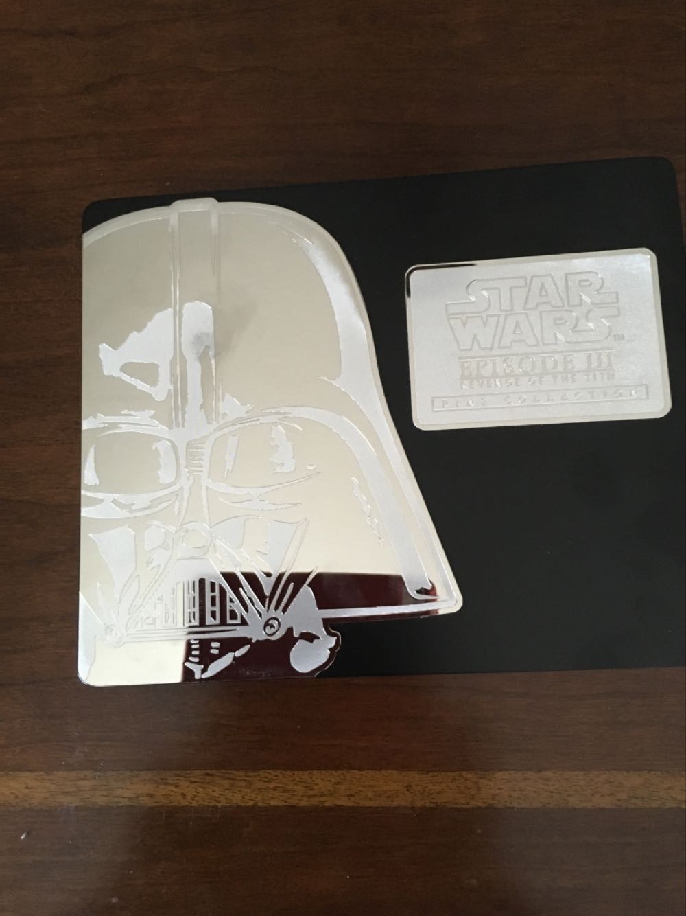 Star Wars Episode III Box Set  pin collectible - Main Image 2