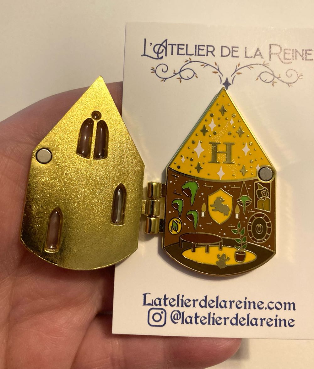 Hogwarts Common Room, Hufflepuff  pin collectible - Main Image 3
