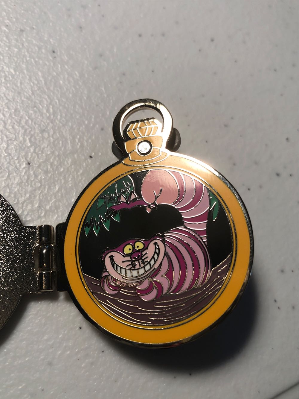 Disney Alice In Wonderland Celebrating 70 Years Cheshire Cat Limited Edition Hin - Disney Pin Trading pin collectible [Barcode 400940064054] - Main Image 3