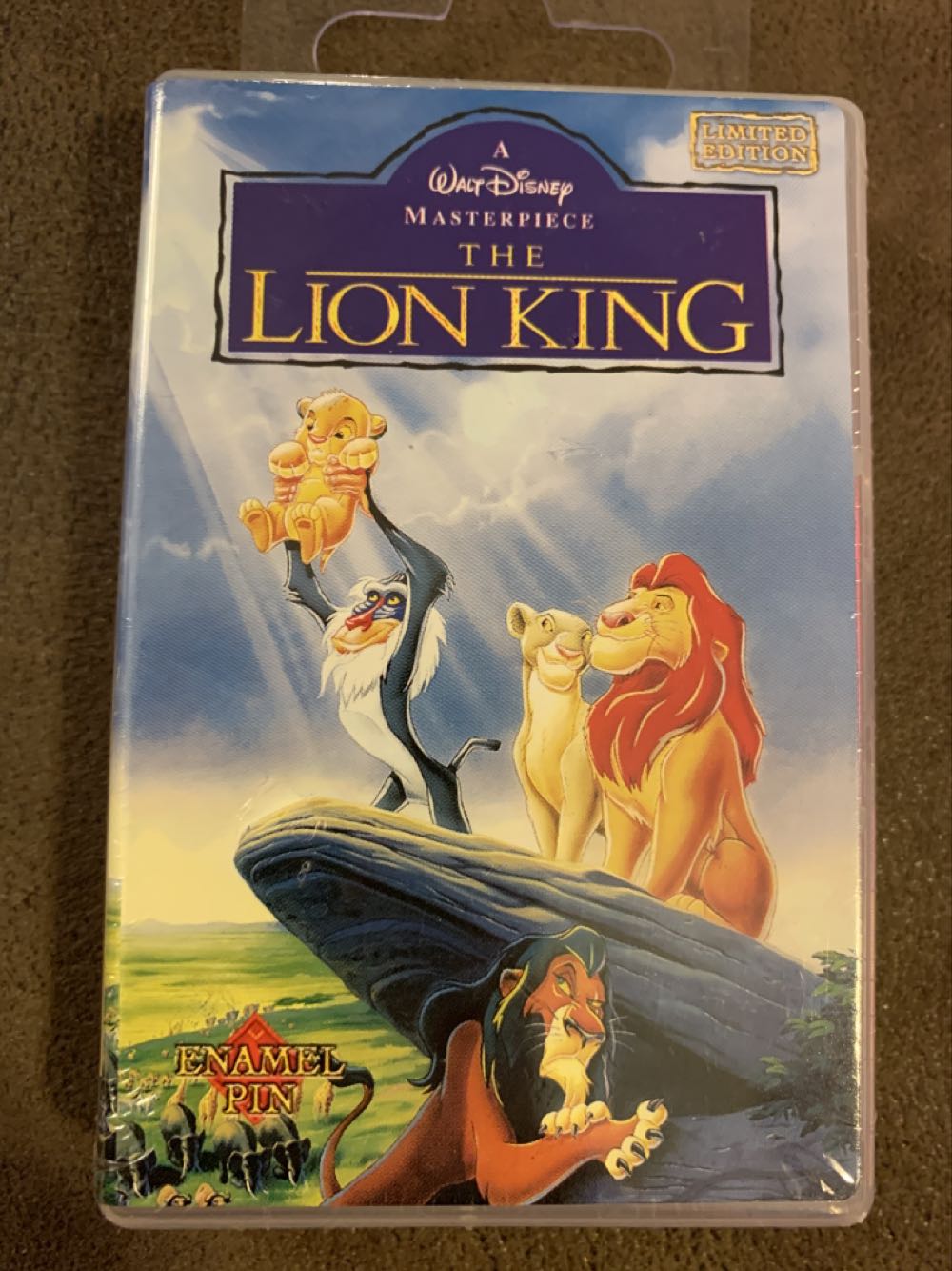 Lion King - Hakuna Matata Pin - Enamel Pin pin collectible [Barcode 11957455] - Main Image 2