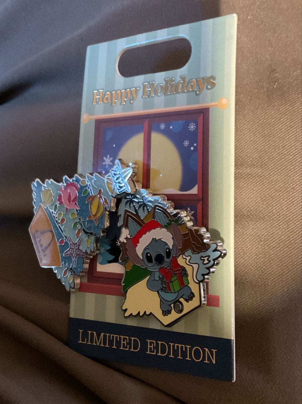 Aulani Holiday 2021  pin collectible [Barcode 400942214747] - Main Image 2