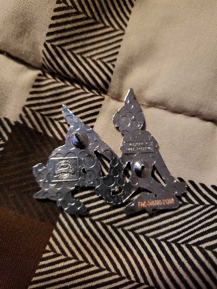 Peter Pan Holding His Shadow  pin collectible - Main Image 2