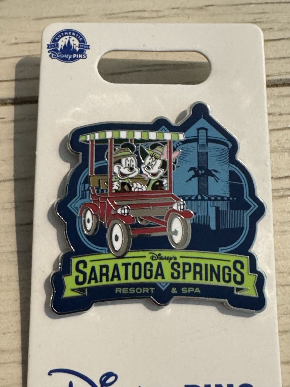 Saratoga Springs - Mickey And Minnie - Resorts And Locations pin collectible [Barcode 400944415760] - Main Image 3
