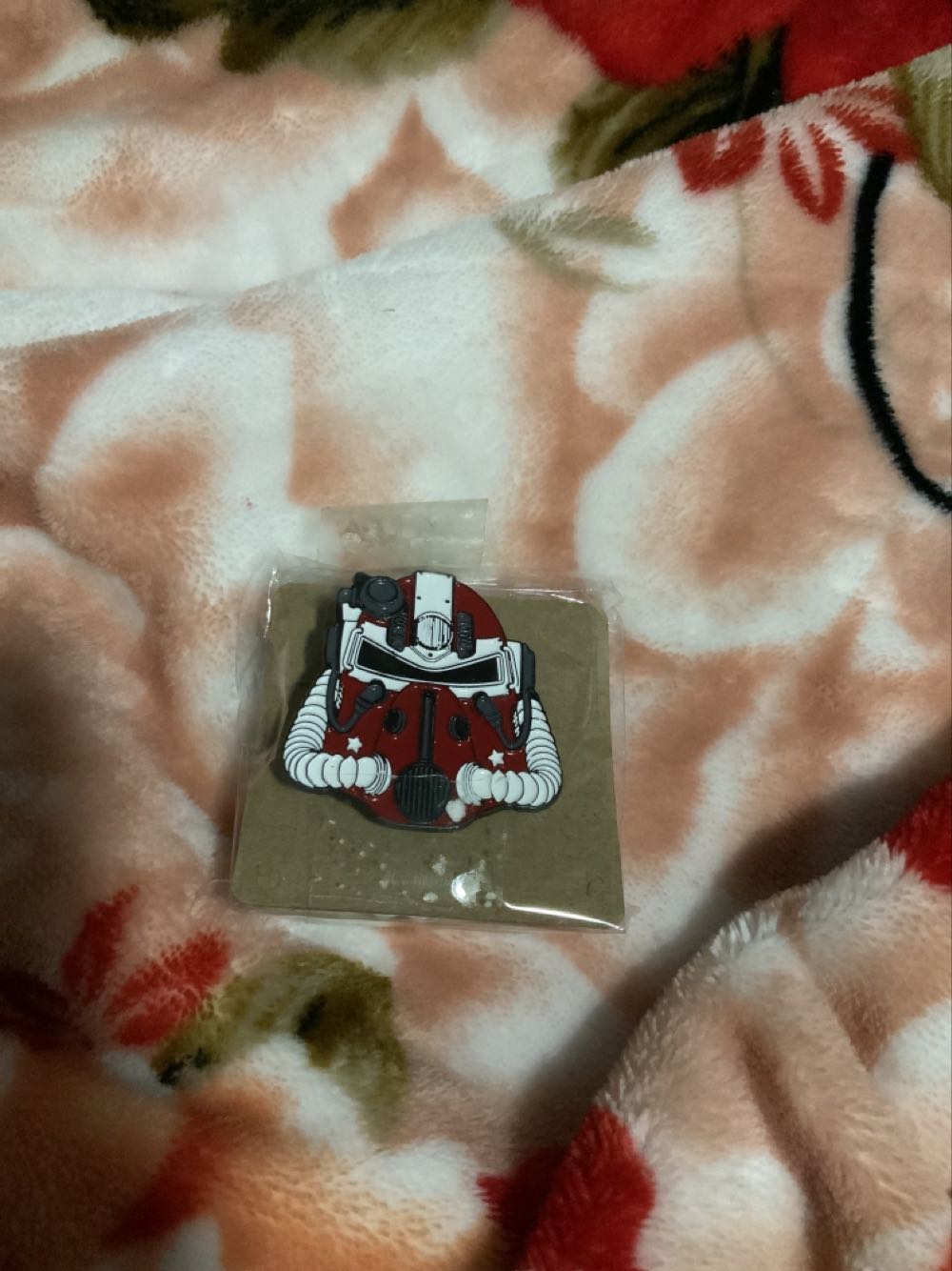 Fallout Nuke Cola Helmet & Bottle Cap - Fallout pin collectible - Main Image 2