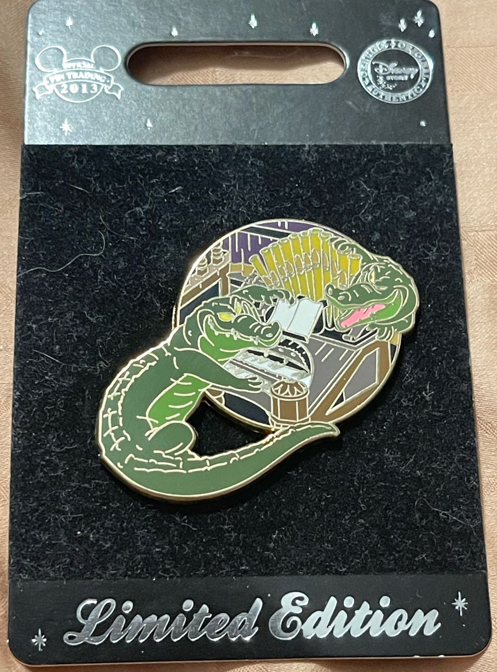 Nero And Brutus - Disney Store UK Limited Edition Pin - Rack pin collectible [Barcode 411096241893] - Main Image 2