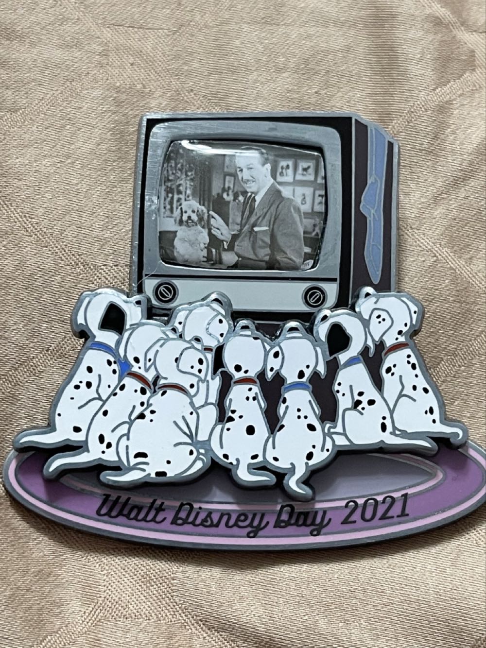 Walt Disney Day 2021 (With 101 Dalmatian Puppies) - Disney Parks Limited Edition Pin - Rack pin collectible [Barcode 400944415890] - Main Image 3