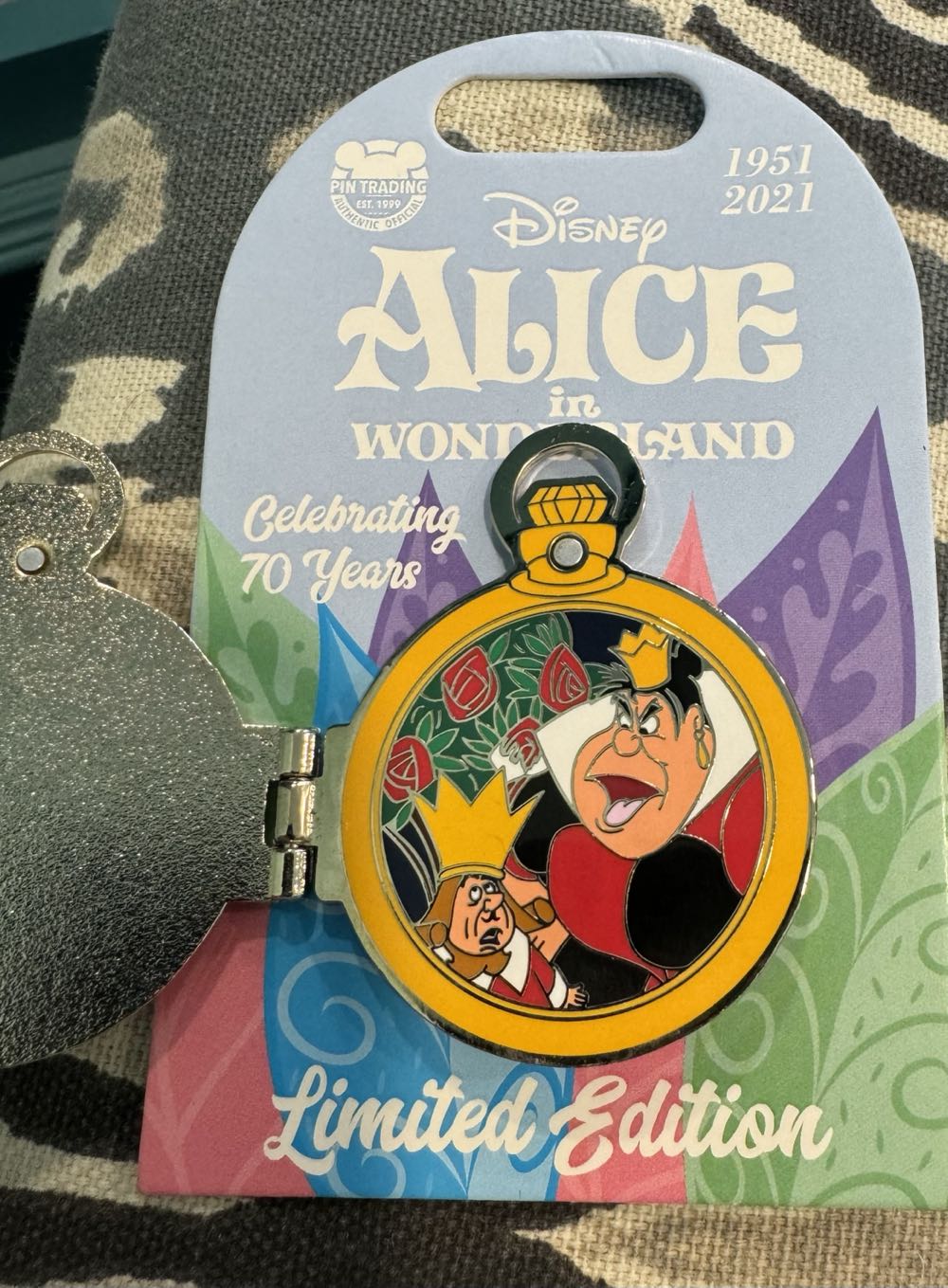 Alice In Wonderland 70th Anniversary Queen Of Hearts  pin collectible [Barcode 400940064061] - Main Image 2