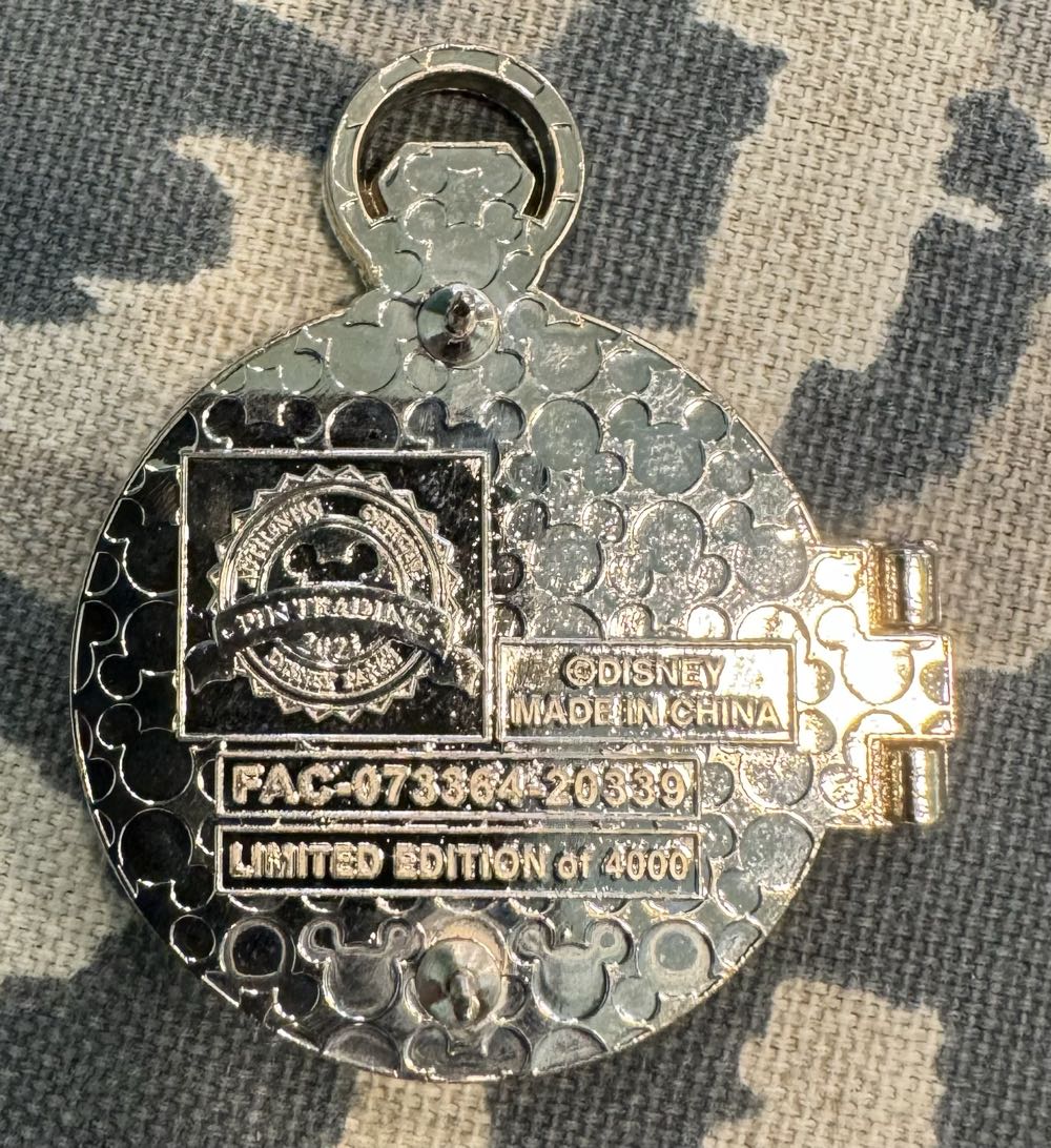 Alice In Wonderland 70th Anniversary Queen Of Hearts  pin collectible [Barcode 400940064061] - Main Image 4