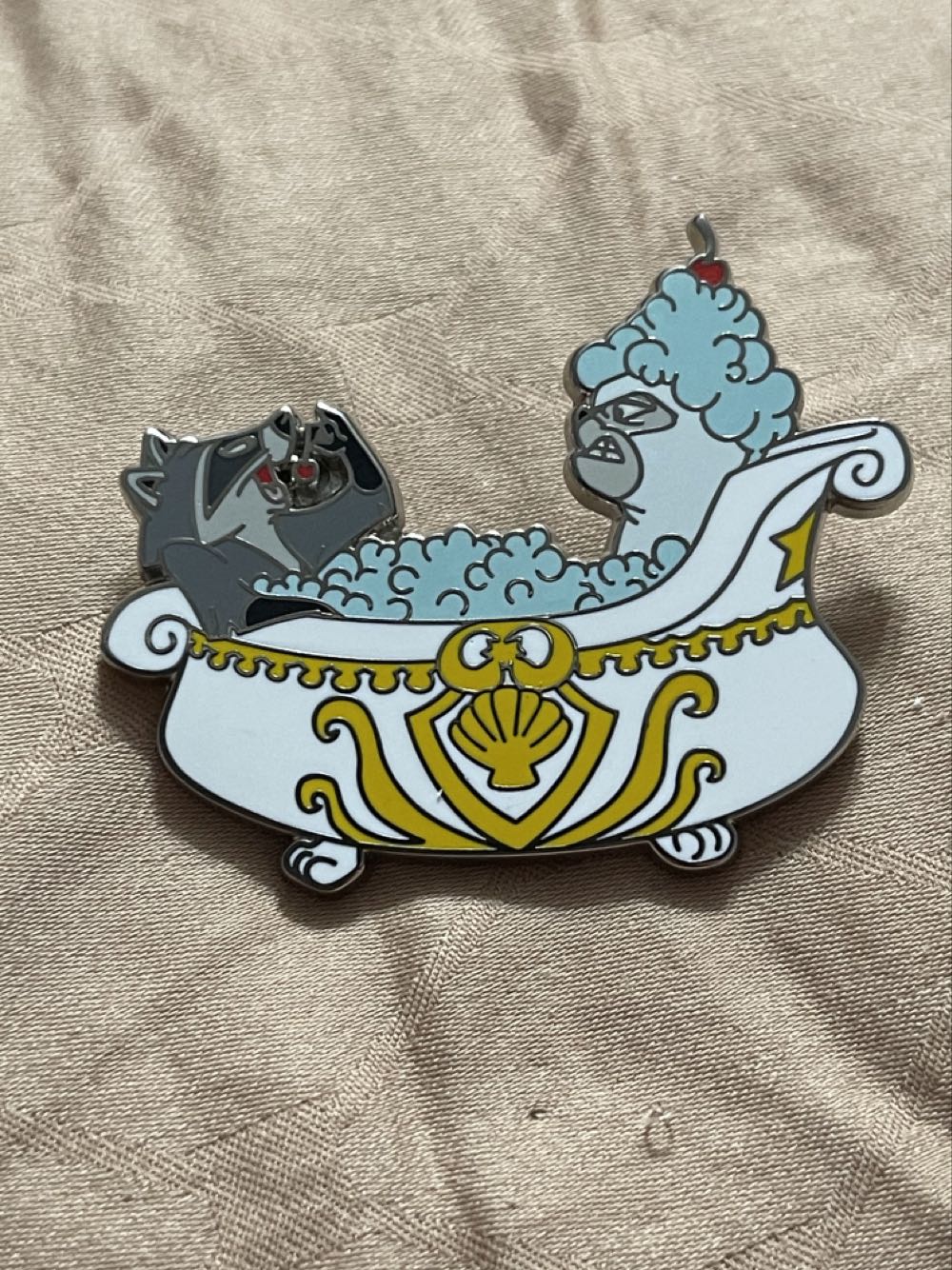 Meeko And Percy In Bathtub - Disney Parks Pin - Rack pin collectible [Barcode 400940714652] - Main Image 3