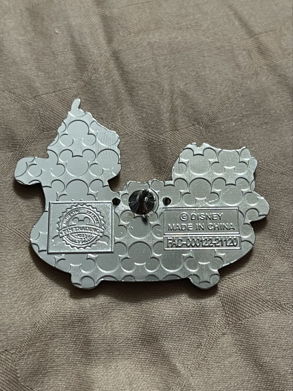 Meeko And Percy In Bathtub - Disney Parks Pin - Rack pin collectible [Barcode 400940714652] - Main Image 4