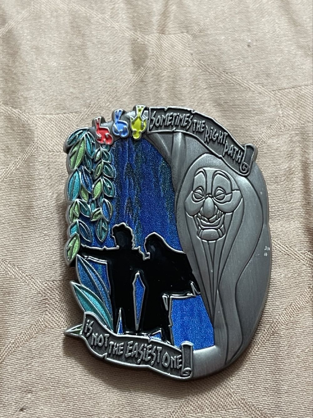 Pocahontas 25th Anniversary w/ John Smith & Grandmother Willow - 25th Anniversary pin collectible [Barcode 400917114003] - Main Image 3