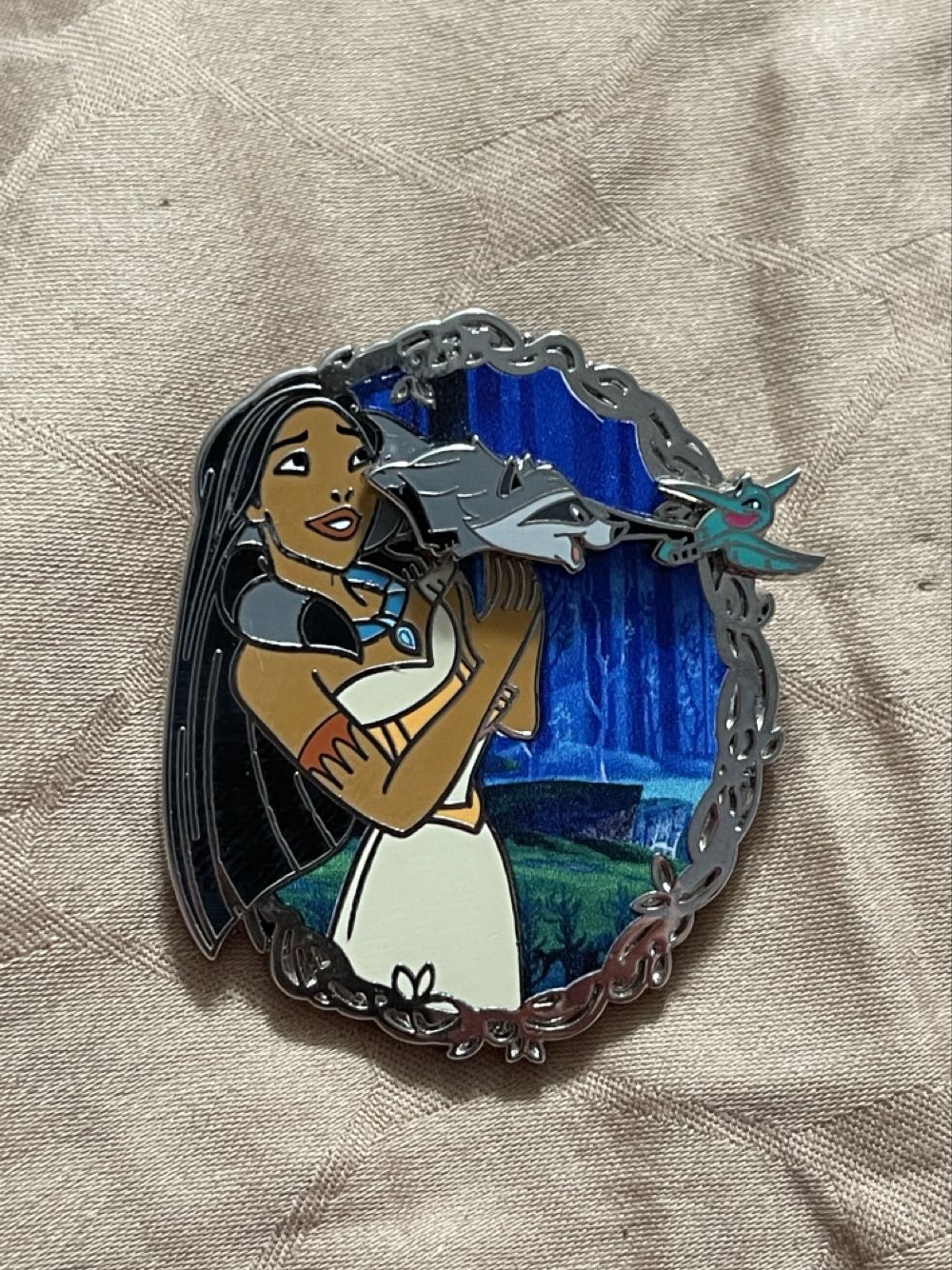 Pocahontas 25th Anniversary w/ Meeko And Flit - 25th Anniversary pin collectible [Barcode 400917113990] - Main Image 3