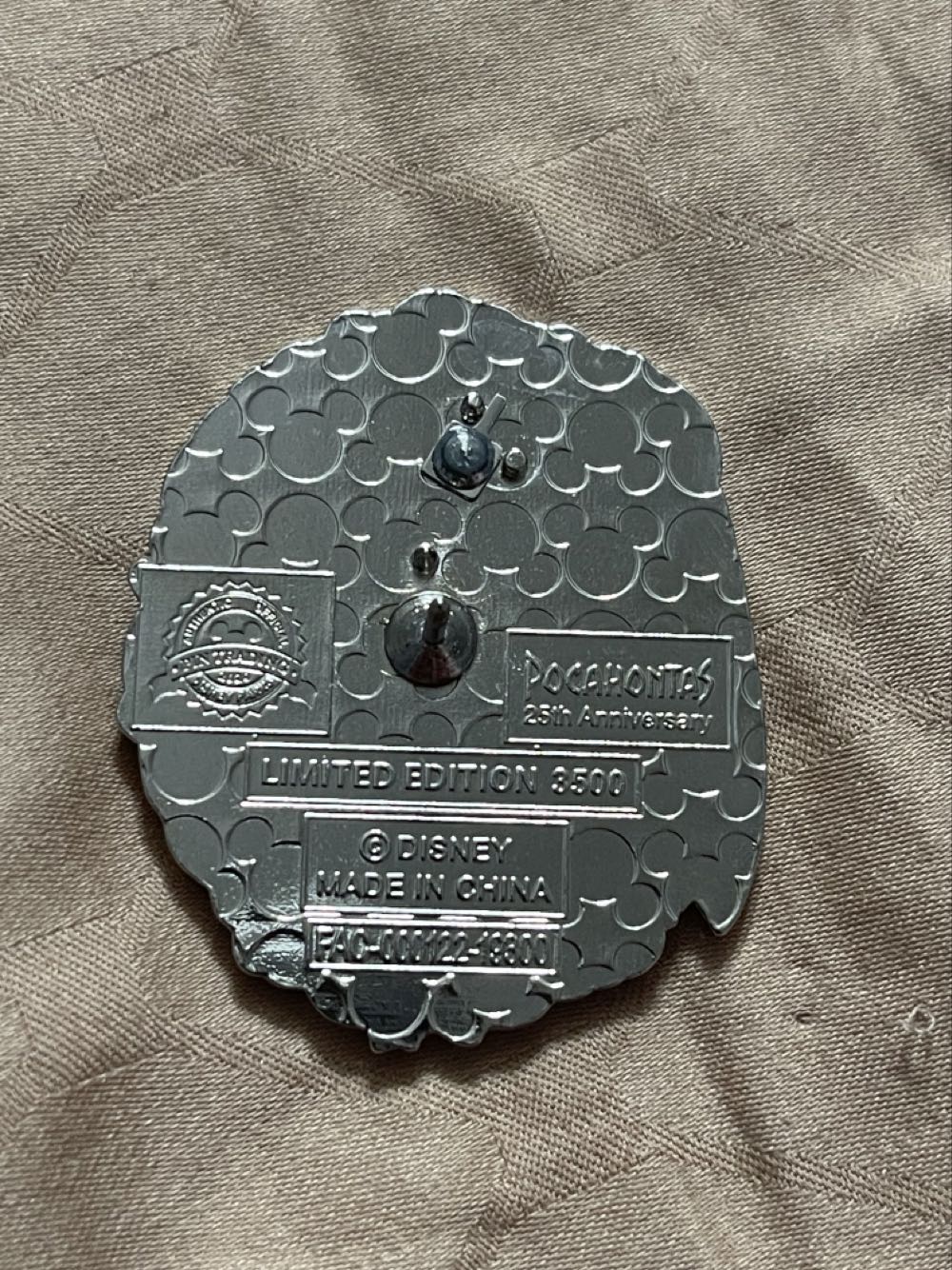 Pocahontas 25th Anniversary w/ Meeko And Flit - 25th Anniversary pin collectible [Barcode 400917113990] - Main Image 4