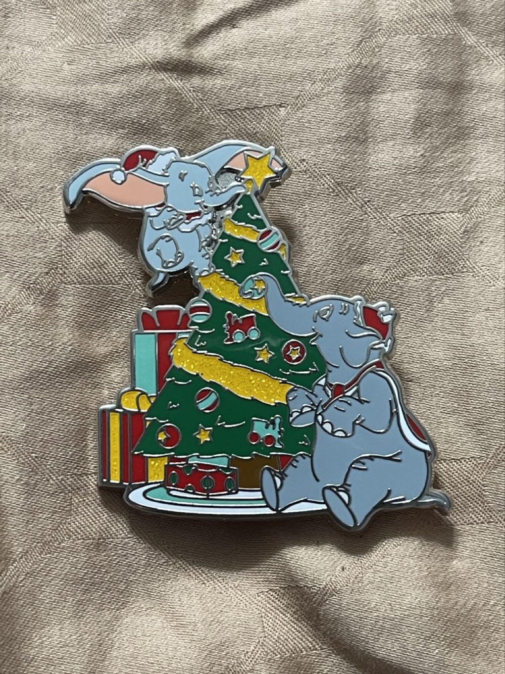 Dumbo And Mrs. Jumbo With Christmas Tree - Disney Parks Pin - Rack pin collectible [Barcode 400943415334] - Main Image 3