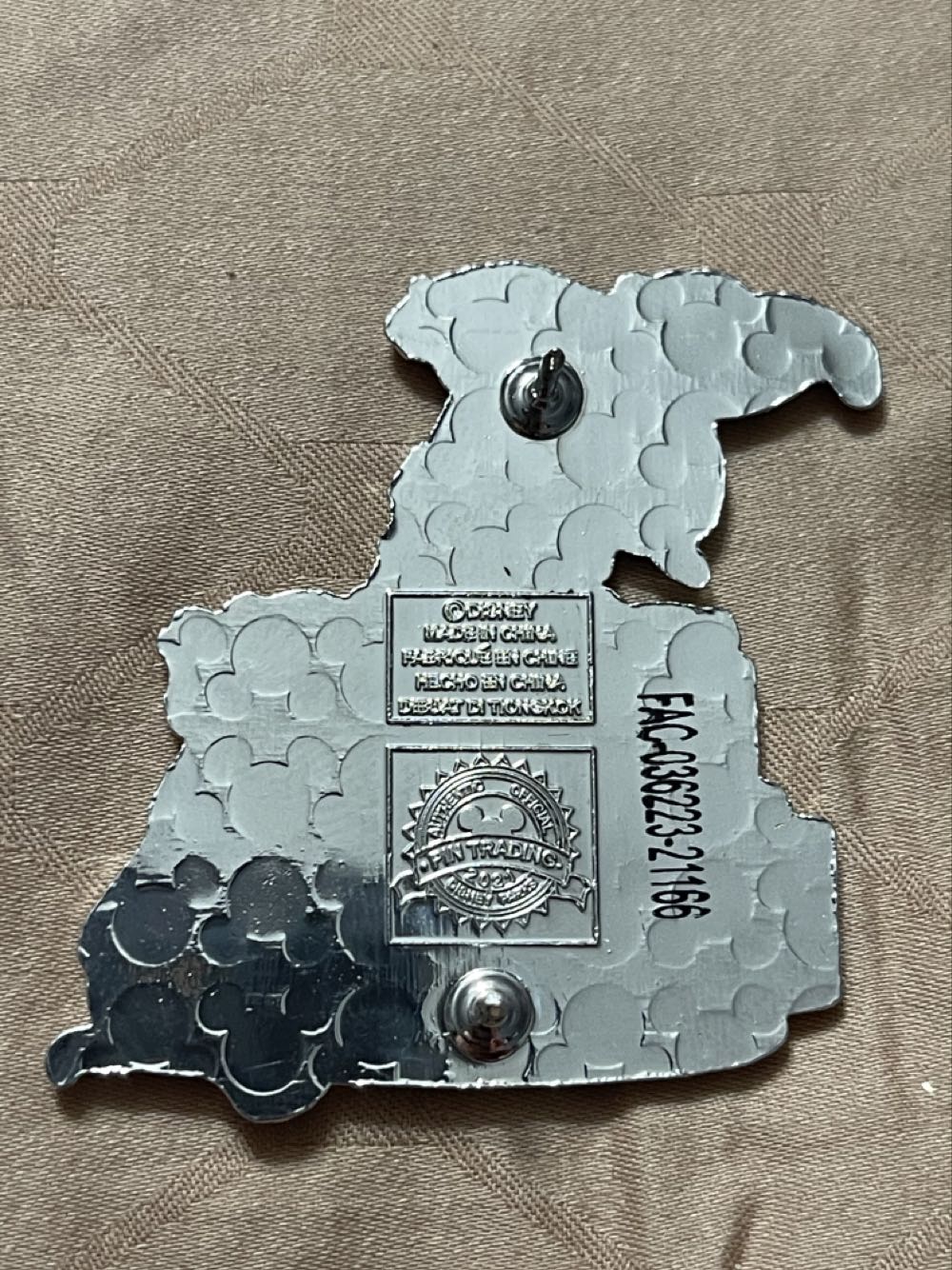 Dumbo And Mrs. Jumbo With Christmas Tree - Disney Parks Pin - Rack pin collectible [Barcode 400943415334] - Main Image 4