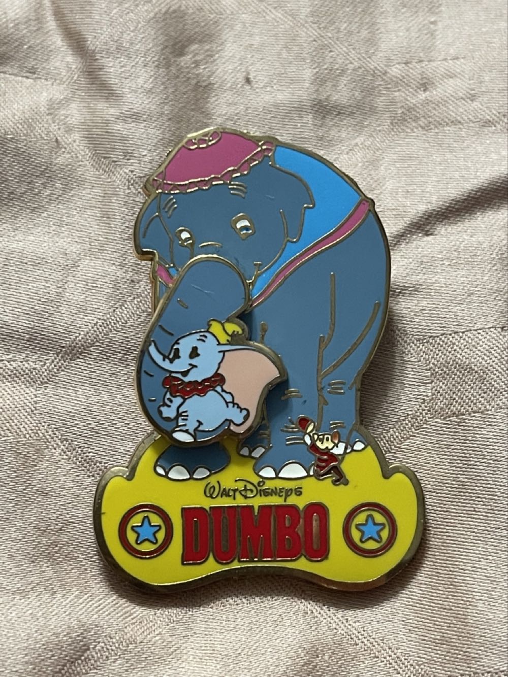 Dumbo, Mrs Jumbo And Timothy Q. Mouse Swinging Trunk - Disney Parks Pin - Rack pin collectible [Barcode 400009179484] - Main Image 3
