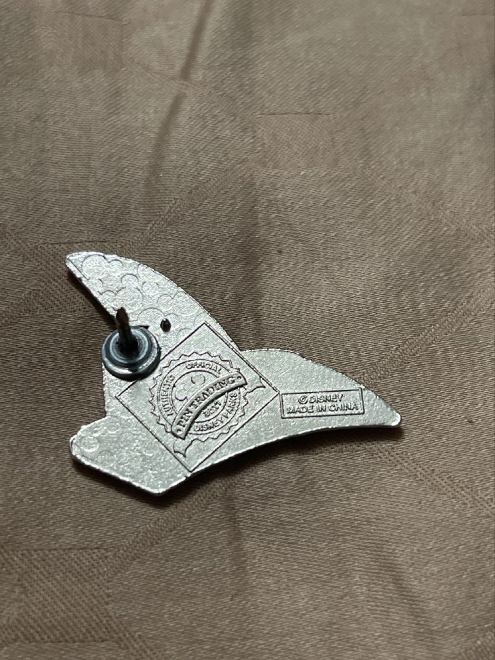 Peter Pan’s Hat “Icons” Set - Disney Parks Pin - Booster pin collectible [Barcode 400020412577] - Main Image 2