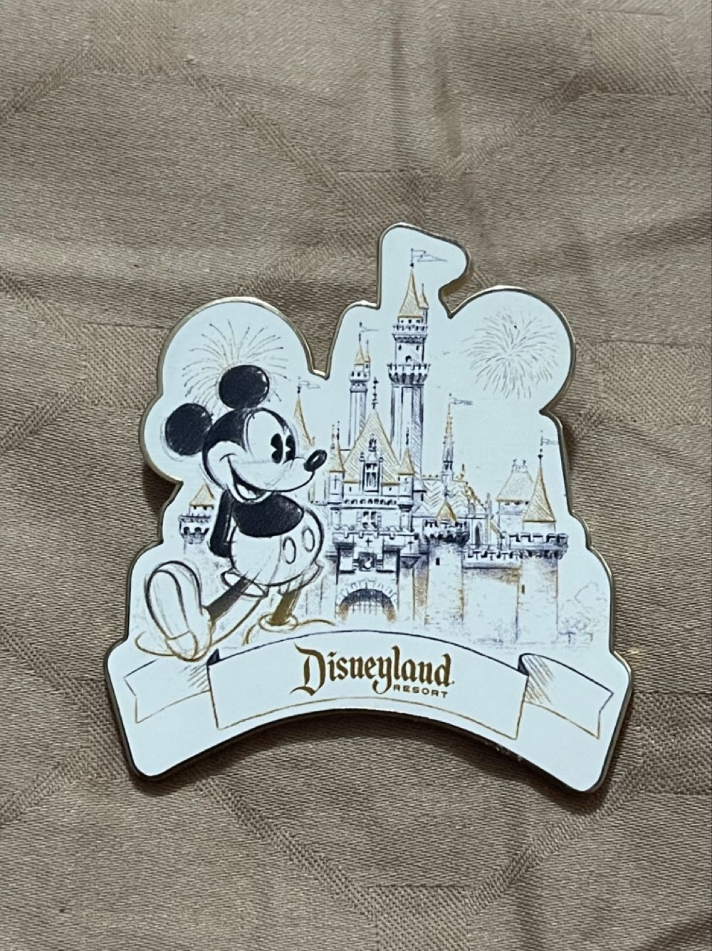 Disneyland (Mickey Mouse And Castle) - Disneyland Pin - Rack pin collectible [Barcode 400020954404] - Main Image 3