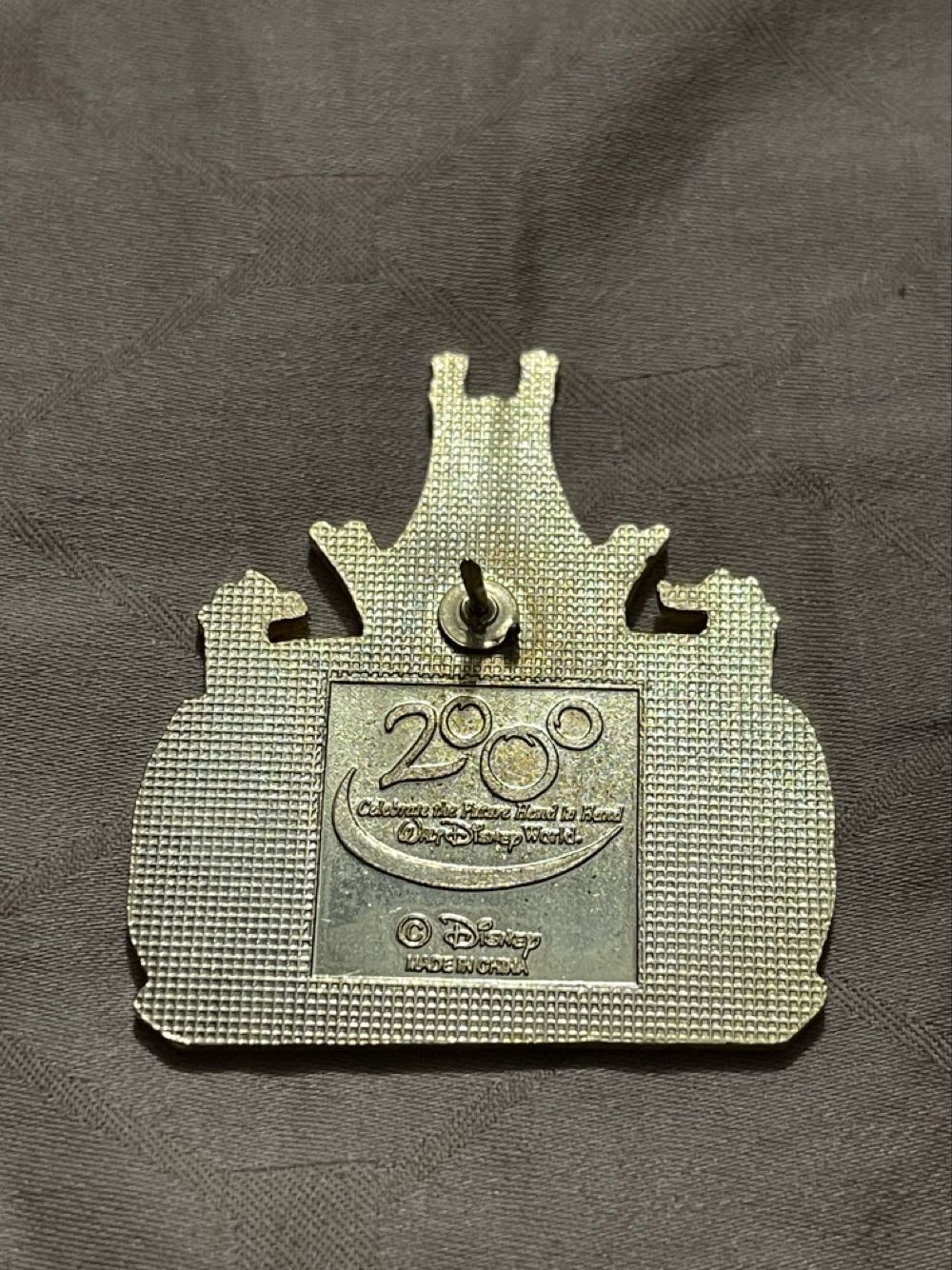 The Chinese Theater At MGM Studios - Pixar Studio Store Disney Pin - Rack pin collectible [Barcode 400109691176] - Main Image 4
